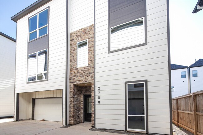 Building Photo - 2708 Nagle St