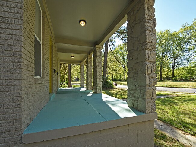 Building Photo - 1 Bedroom, 1 Bathroom Duplex Near Stone Wall and N Avalon