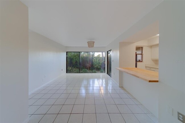 Building Photo - 890 N Village Dr