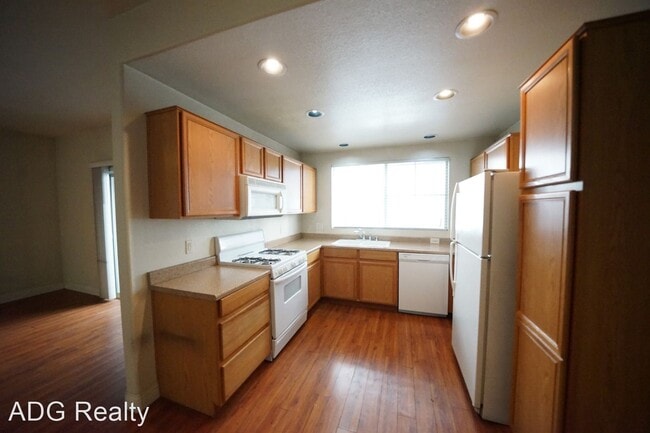 Building Photo - 2 br, 2 bath House - 9330 W Maule Ave #123...