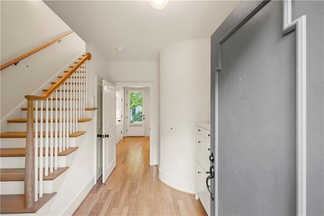 Building Photo - 689 Fraser St SE