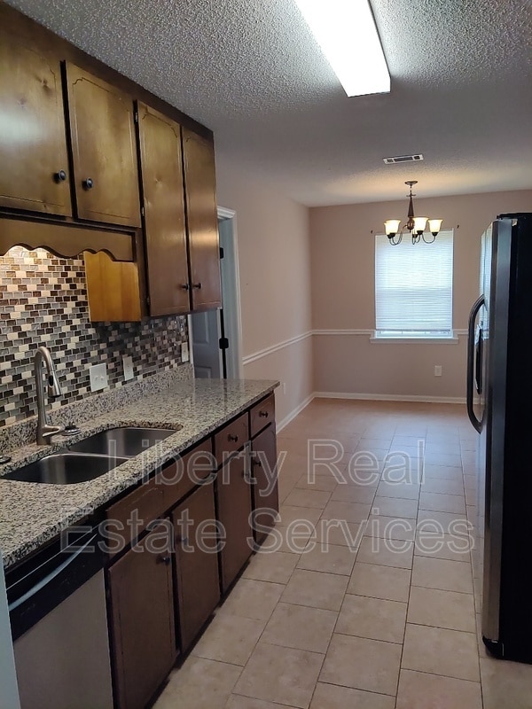 Building Photo - 734 Robin Hood Dr