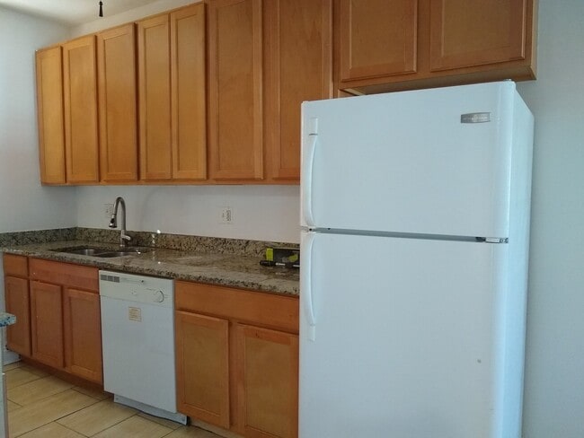 Building Photo - 2-Bed/ 1-Bath Condo for Rent in North Rogers Park