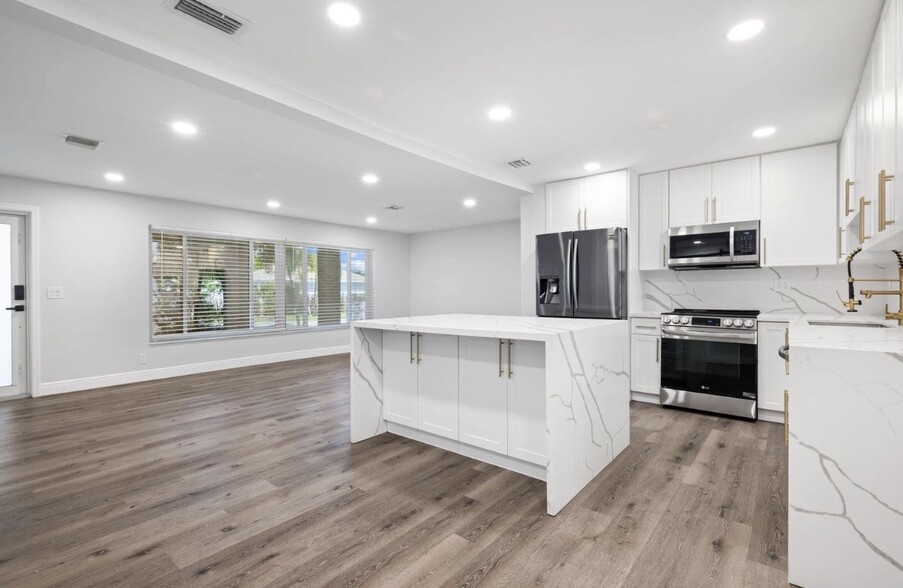 Building Photo - 2298 NE 4th Ave