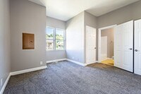 Building Photo - Bright and Inviting 2 Bed/2 Bath House!