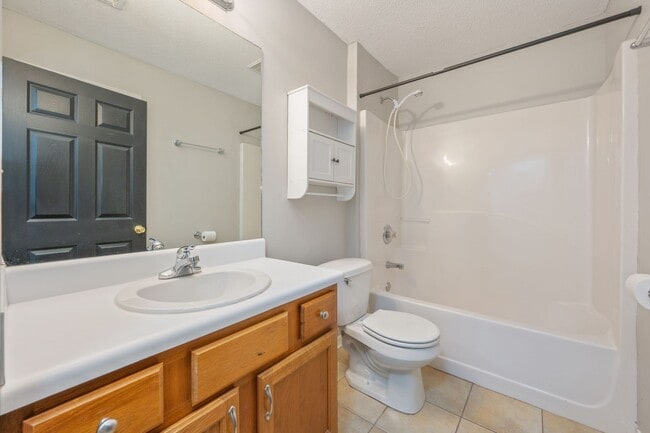 Building Photo - North Crestview Home!