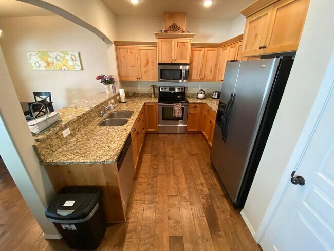 Building Photo - Beautiful home in quiet Pine Tree Village Community neighborhood