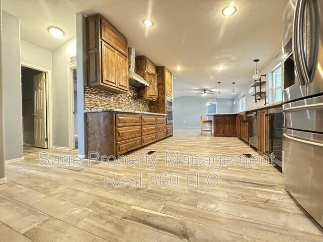 Building Photo - 4879 N Monterey Dr
