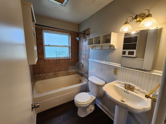 Building Photo - Wonderful 3BR/1.5BA Just a few blocks away...