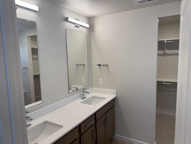 Building Photo - Stunning Brand New Home Close To Lowry & DIA