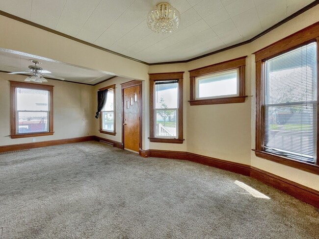 Building Photo - Huge 4 BR / 2 BATH Home | Central Air | Appliances + Washer/Dryer | 2 Car Garage | Eat in Kitchen