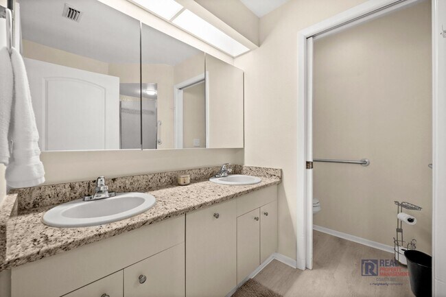 Building Photo - Charming 2BR/2BA Sarasota Retreat Near UTC - Annual Lease
