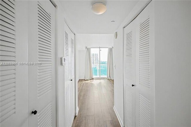 Building Photo - 2101 Brickell Ave