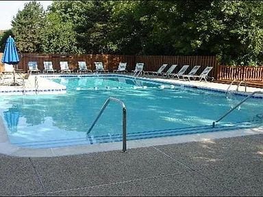 Building Photo - "Charming 2-Bed, 2-Bath Retreat in the Heart of Hinsdale – Spacious 2071 Sq Ft Haven!"