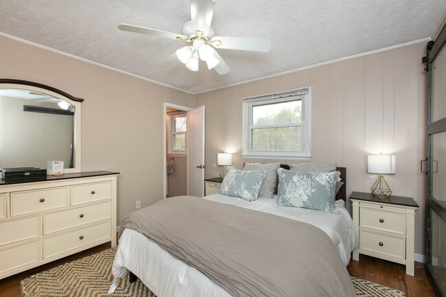 Building Photo - 3BR/2BA Home with Detached Garage – Fletch...
