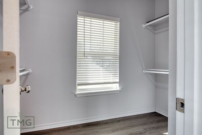 Building Photo - 3/2 Home Ready for the Holidays! $500 Move...