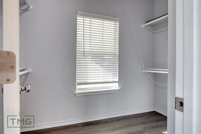 Building Photo - Spacious 3/2 with Front Porch, Fenced Yard...