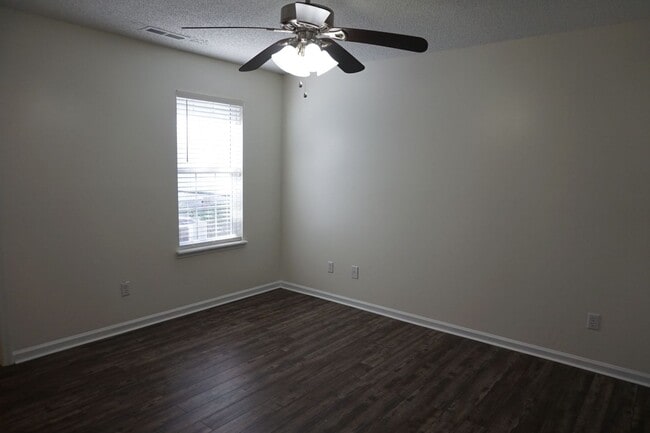 Building Photo - Cozy Two Bedroom 2 Full Bathroom Duplex!