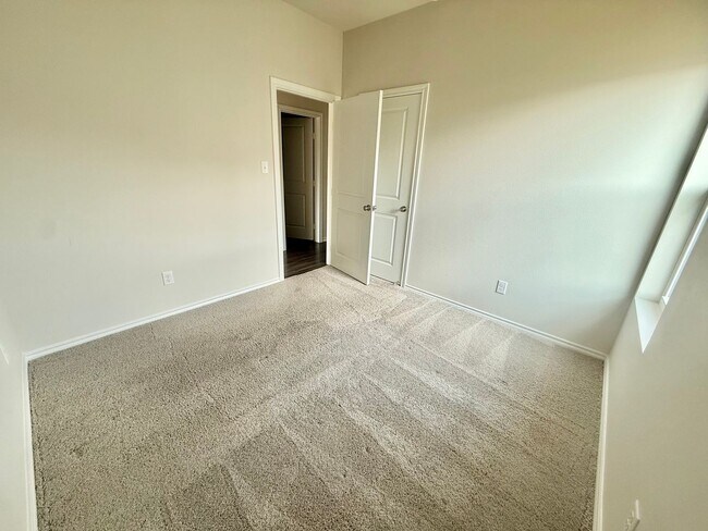 Building Photo - 110 S Rainbow Dr