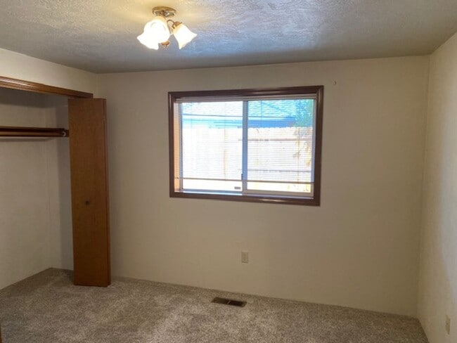 Building Photo - LARGE SINGLE FAMILY HOME, ONE LEVEL W/ FEN...