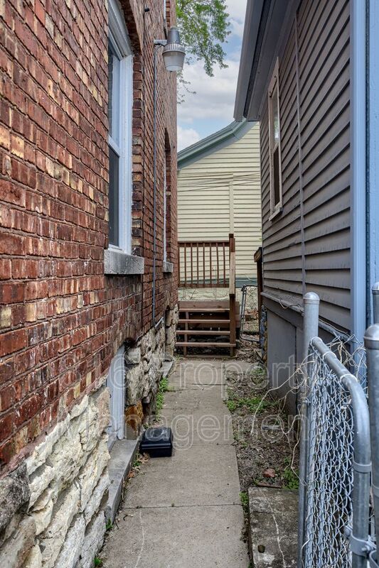 Building Photo - 3233 Charlotte St