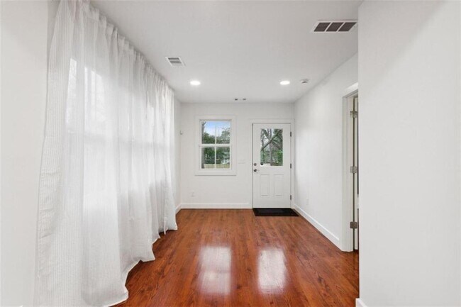 Building Photo - 111 Clifton St SE