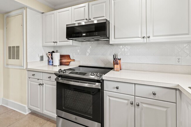 Building Photo - 2BR | 2Bath Central Sarasota Townhouse