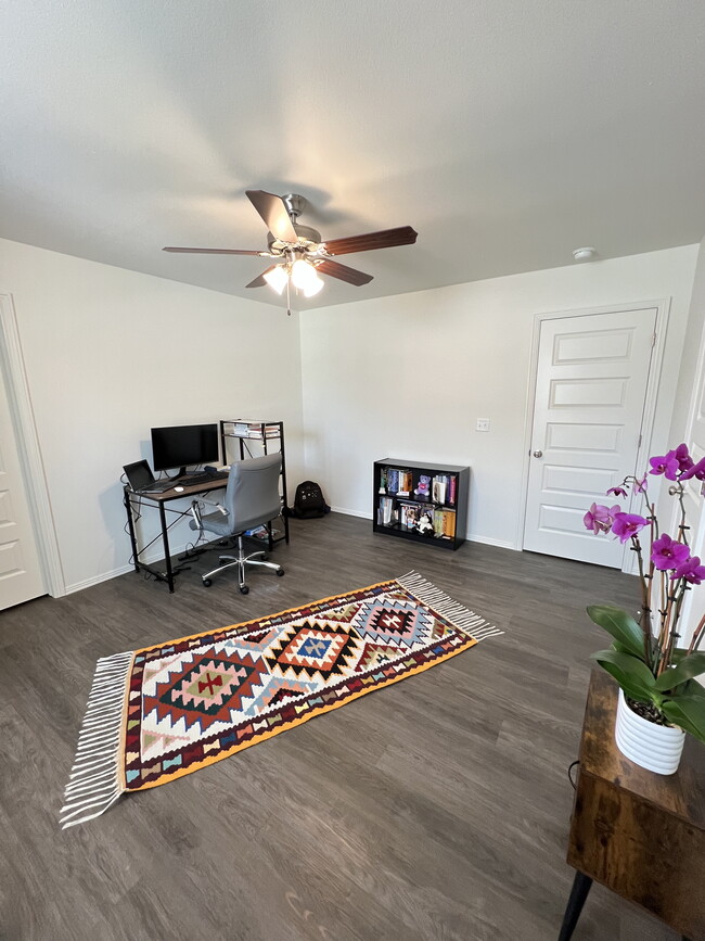 Building Photo - 1018 S Benchmark Ln