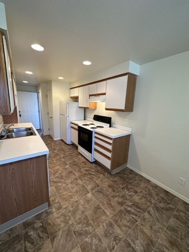 Building Photo - Rent Special: 1/2 Off February's Rent 2 Bedroom 1 Bath Unit NE Salem!