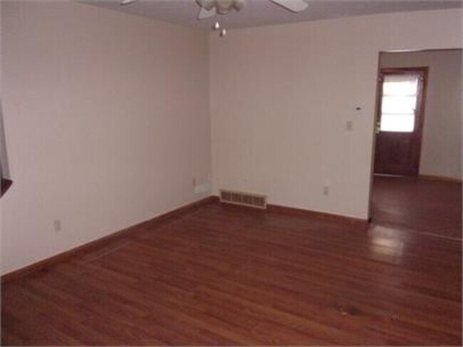 Building Photo - 465 Brentwood Dr