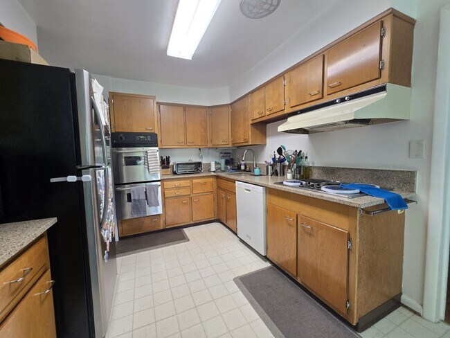 Building Photo - Spacious 4 Bedroom, 3 Bathroom Home in Close in Bethesda!!