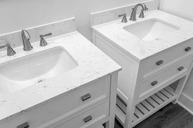 Building Photo - 306 S Schiller St