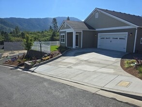 Building Photo - 3 bed 3 bath Brand-New Custom-Built home f...