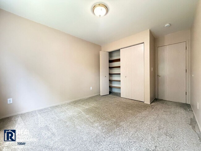 Building Photo - Beautiful 4BR Home Near Orting with Large Yard, Oversized Garage & A/C