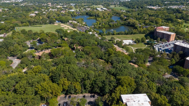 Building Photo - 6000 Oakwood Dr