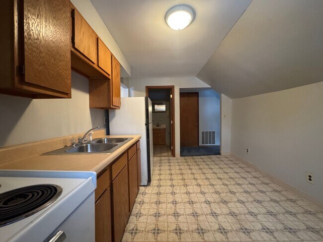 Building Photo - 207 E Oak St