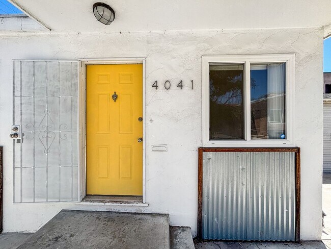 Building Photo - Gorgeous 1B/1BA Upgraded Duplex in City He...