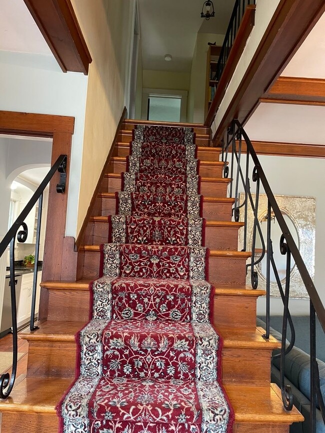 Building Photo - Lovely Tudor Home with convenient in town location