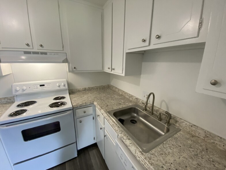 Building Photo - 1005 Hickory Hill Ln