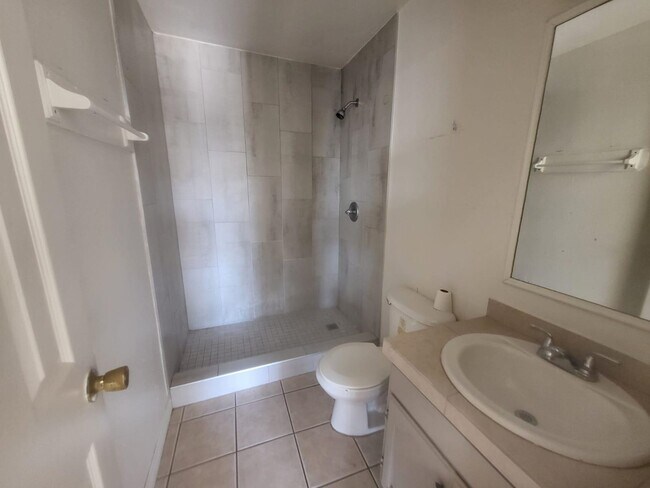 Building Photo - 2704 E Kearney St