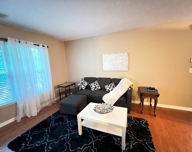 Building Photo - Short Term Rental Now Available!!