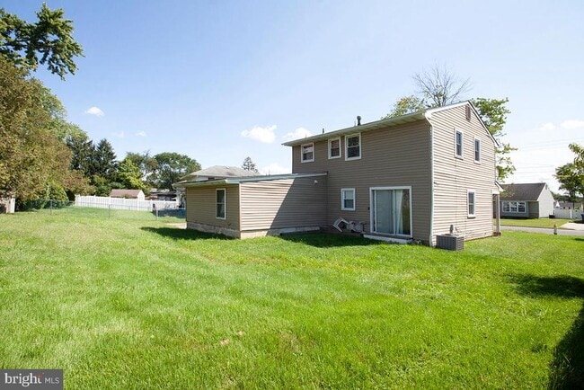 Building Photo - 10 Sherwood Ln