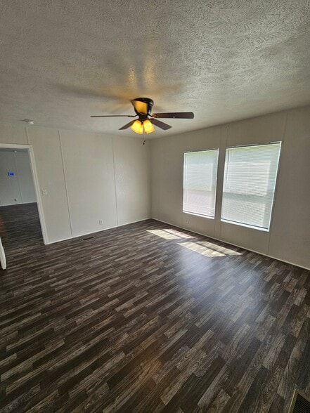Building Photo - 513 Elm St