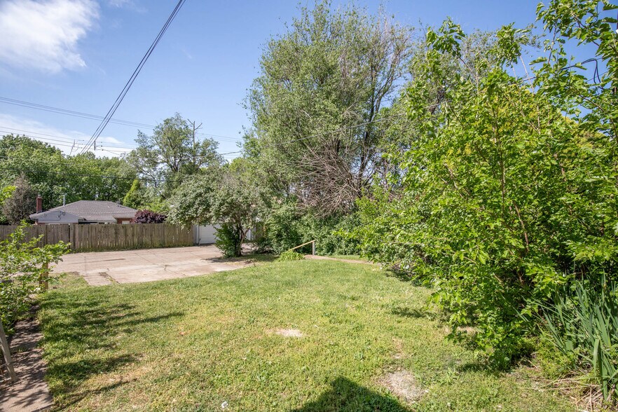 Building Photo - 5644 Chippewa St