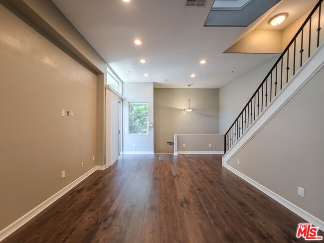 Building Photo - 5237 Willowcrest Ave