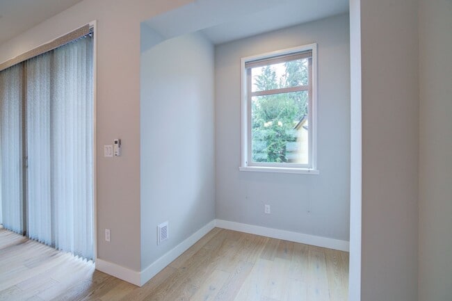 Building Photo - 4Bd/3Ba Bellevue Townhouse