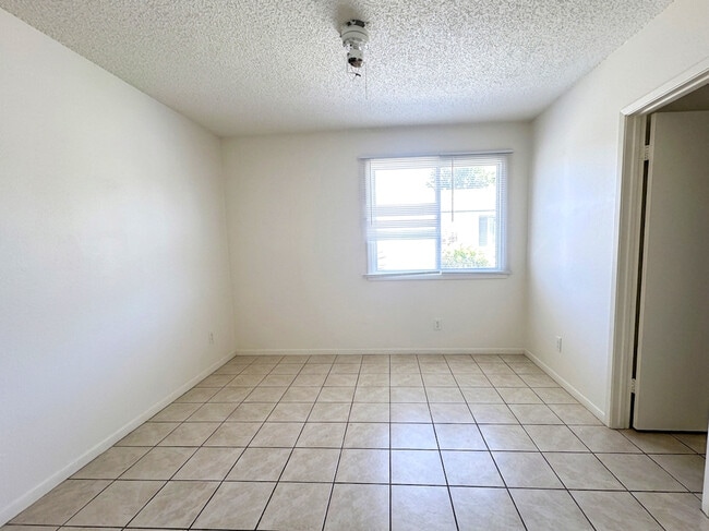 Building Photo - 517 S 61st Ave