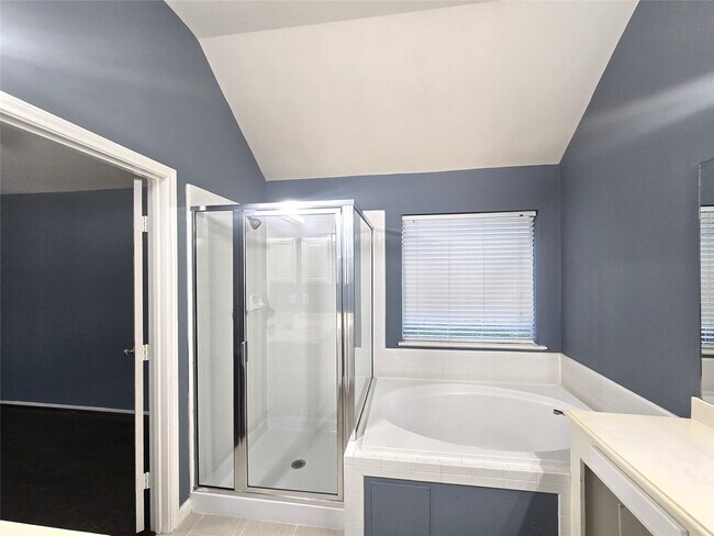 Building Photo - 15523 Clear Valley Dr