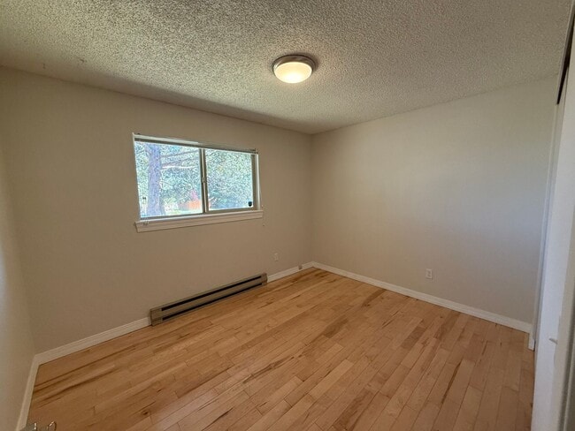 Building Photo - Beautiful 3 Bed/1 Bath Home with Large and Fenced Backyard - SE Bend