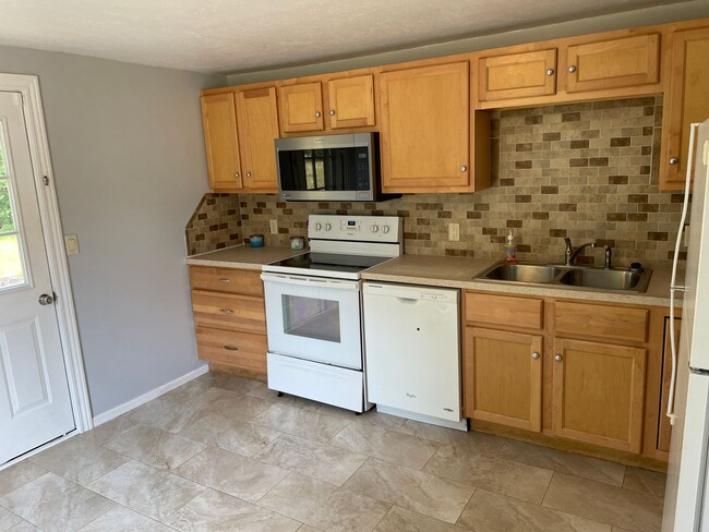 Building Photo - Charming 3-Bedroom Ranch Home in Comstock ...